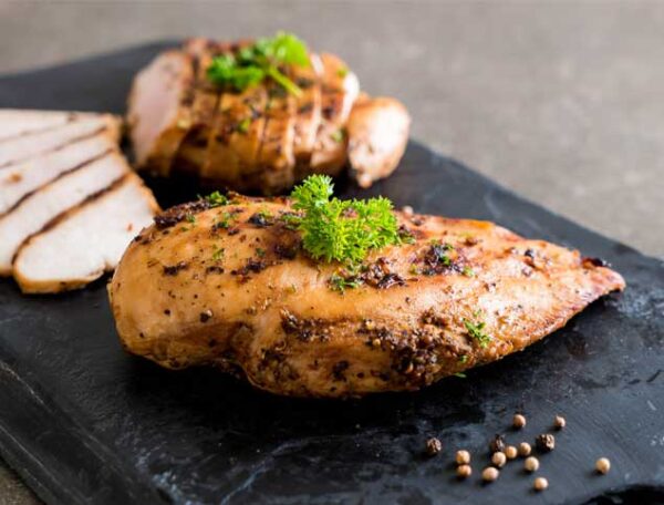 وجبة ستيك دجاج مع بطاطا وخضار